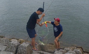 重富港の北側の港外でのウキサビキ釣り